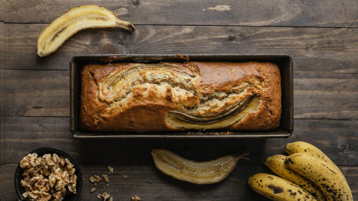 Bizcocho de plátano: el postre fácil para no desaprovechar los plátanos más maduros