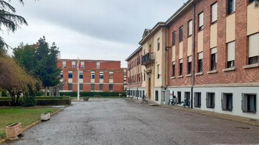 Edificio de la residencia en la carretera Asturias de Léon capital.