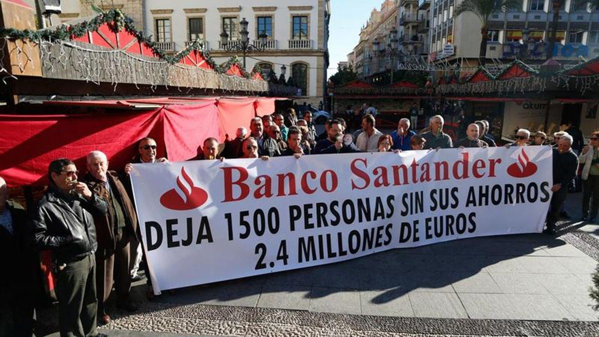 Imgen de archivo de 2019 de una protesta de los cooperativistas de Encinas Reales contra el Banco Santander