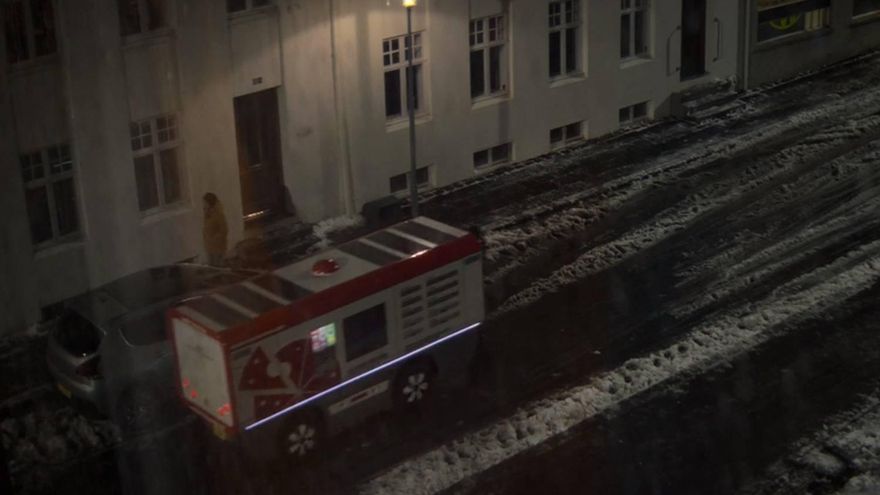 Escena de Black Mirror con la furgoneta autónoma de reparto de pizzas