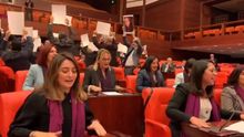 Diputadas turcas cantan 'el violador eres tú' en el Parlamento.