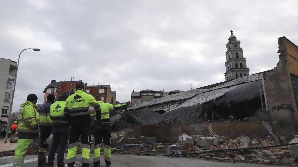 El derrumbe de un antiguo garaje de Martínez Nuñez en el centro de Ponferrada alcanza seis vehículos.