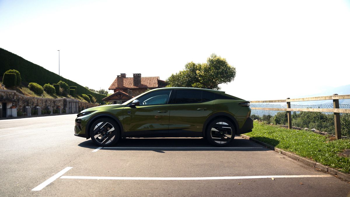 La vistosa silueta 'fastback' del 408 se aprecia perfectamente en esta vista lateral.