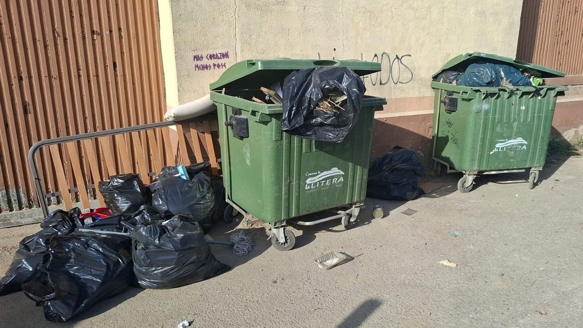 Basura acumulada en Binéfar, en una imagen distribuida por el Ayuntamiento.