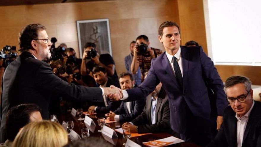 El apretón de manos de los líderes de PP y Ciudadanos ayer.