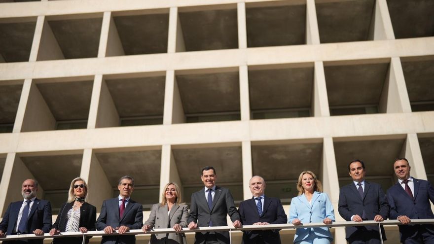 Las autoridades posan en el acto de presentación del acuerdo institucional de compraventa del edificio El Cubo.