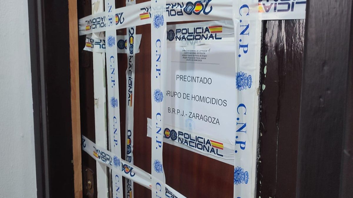 La puerta del piso donde se ha cometido el asesinato machista