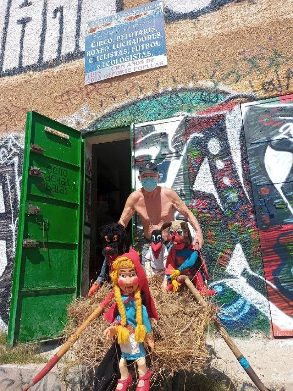 Ángelo segando con la "ayuda" de sus marionetas