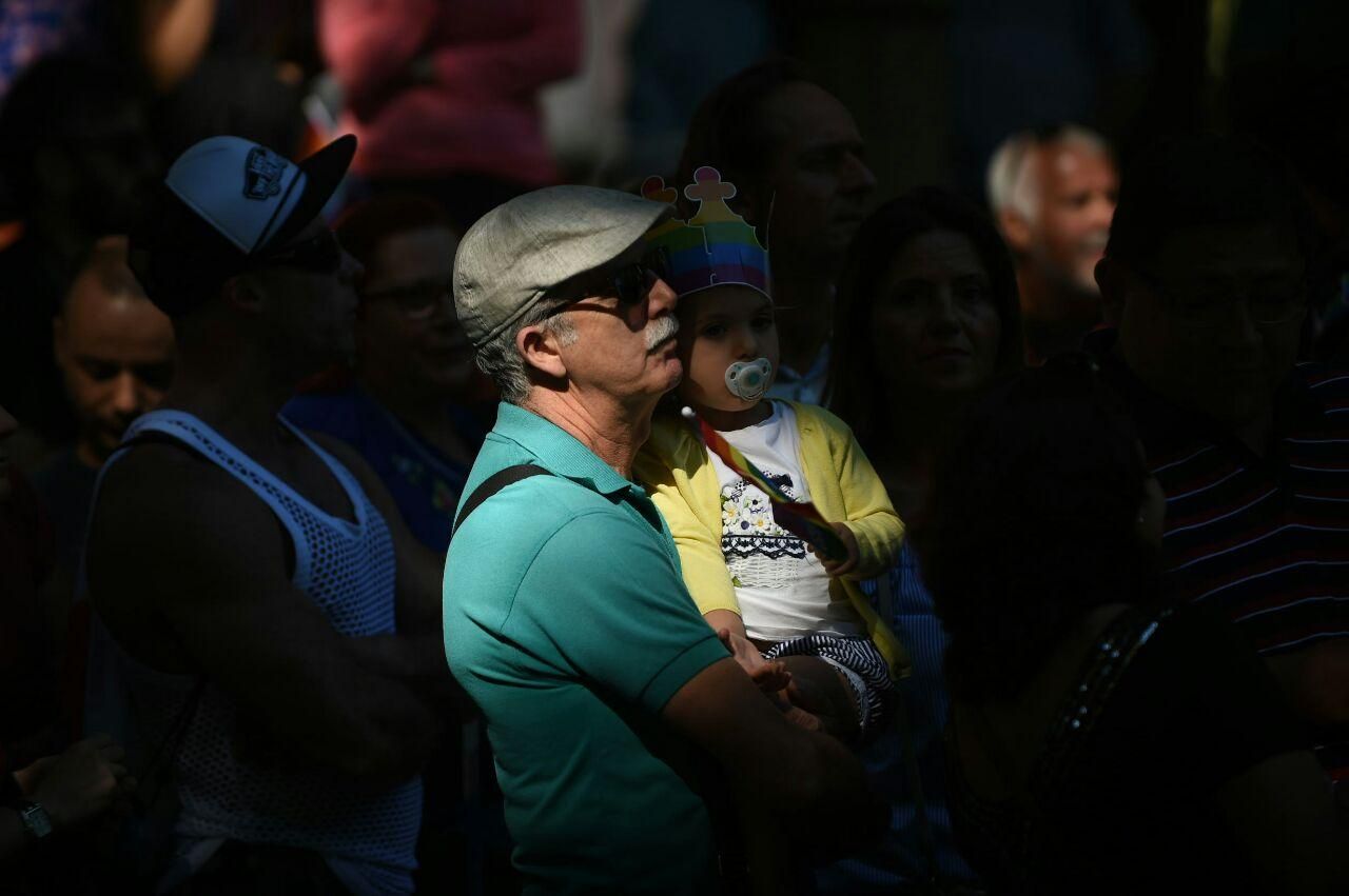 Un abuelo lleva a su nieto al desfile del Orgullo para enseñarle el respeto a la diversidad sexual