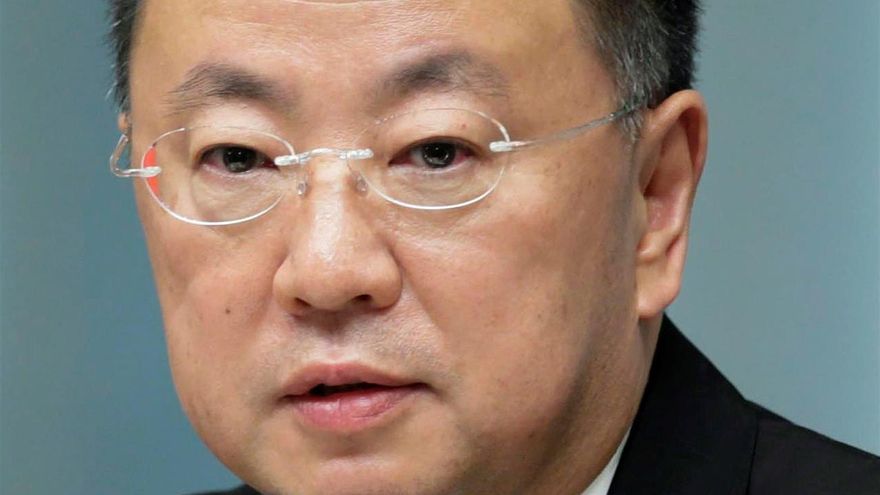 "Seguiremos tomando las medidas adecuadas en colaboración con los países del G7 y la comunidad internacional según evolucione la situación", afirmó hoy el portavoz gubernamental, Hirokazu Matsuno (c), en rueda de prensa al término de una reunión del Ejecutivo donde se aprobaron las nuevas sanciones. EFE/Kimimasa Mayama