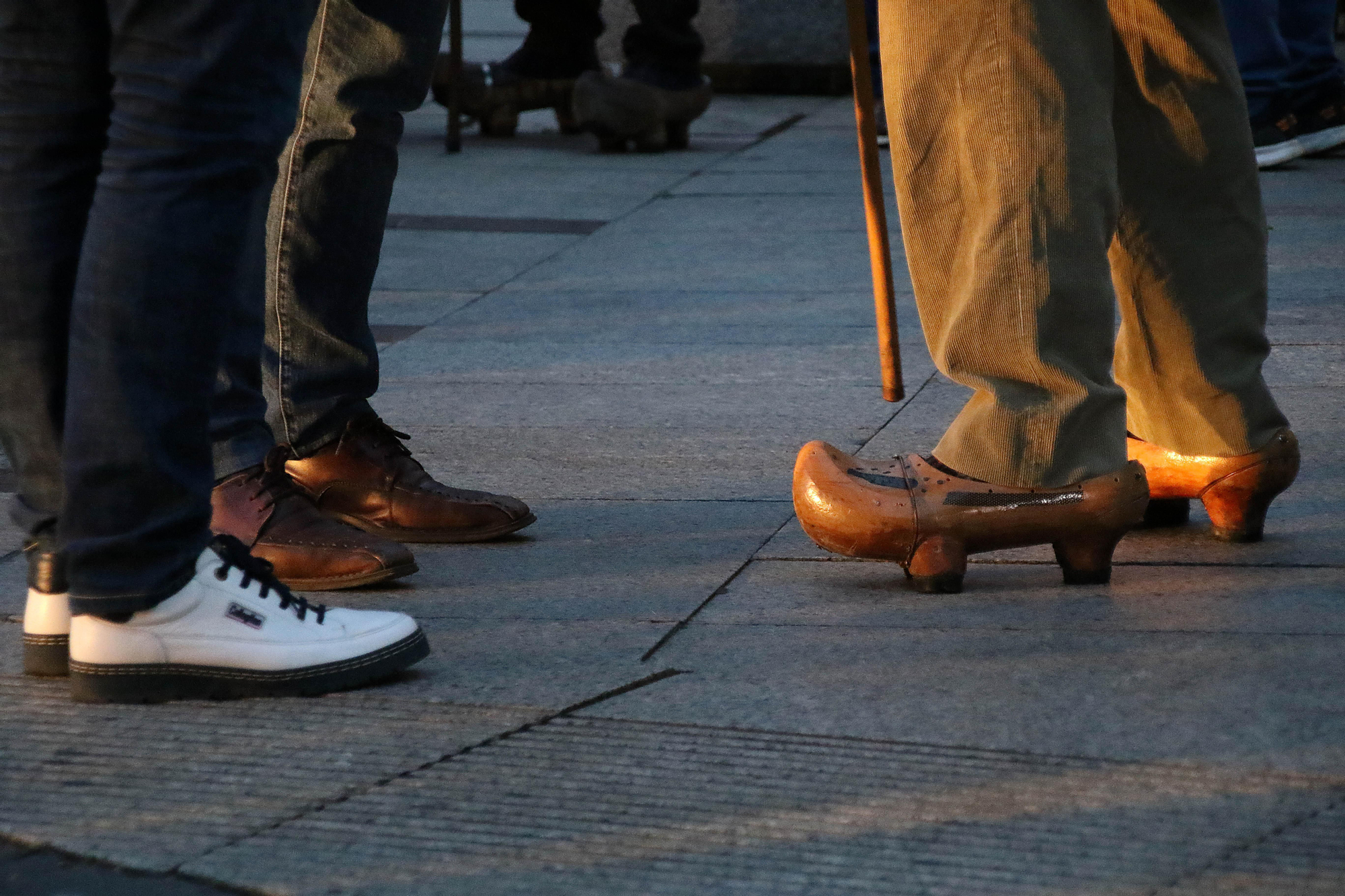 Con madreñas y a lo loco por el centro de León