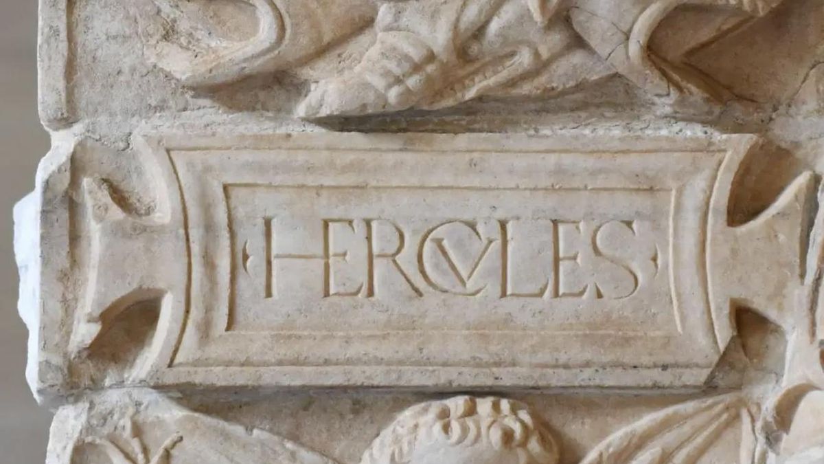 Las escenas con Hércules y Perseo, junto a combates, criaturas y bustos antiguos, construyen un discurso visual que une virtudes morales y poder terrenal