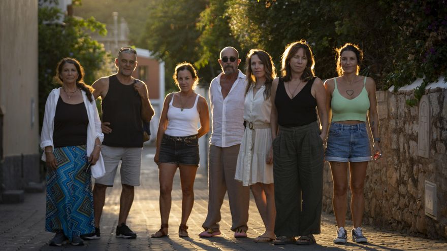 Más de 25 artesanos se quedan sin trabajo en un mercadillo hippie de Ibiza y acusan al PP de irregularidades: "Es injusto"