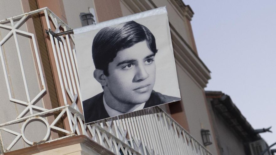 Vecinas de la calle donde nació Pedro Almodóvar le homenajean con una exposición en aceras y balcones