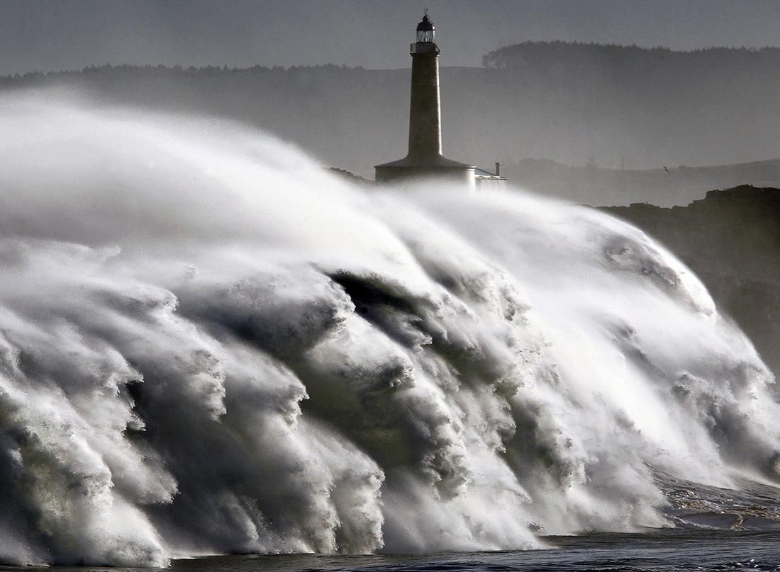 El temporal marítimo de las últimas horas ha provocado olas de más de diez metros en la costa cántabra que ha dejado diversos daños y anegados parques, edificios y vehículos situados junto a la playa de El Sardinero, en Santander y en otros municipios cántabros. En la imagen, un ola rompe frente a la isla de Mouro en la bocana del puerto de Santander. EFE/Esteban Cobo. | ESTEBAN COBO (02/02/2014)