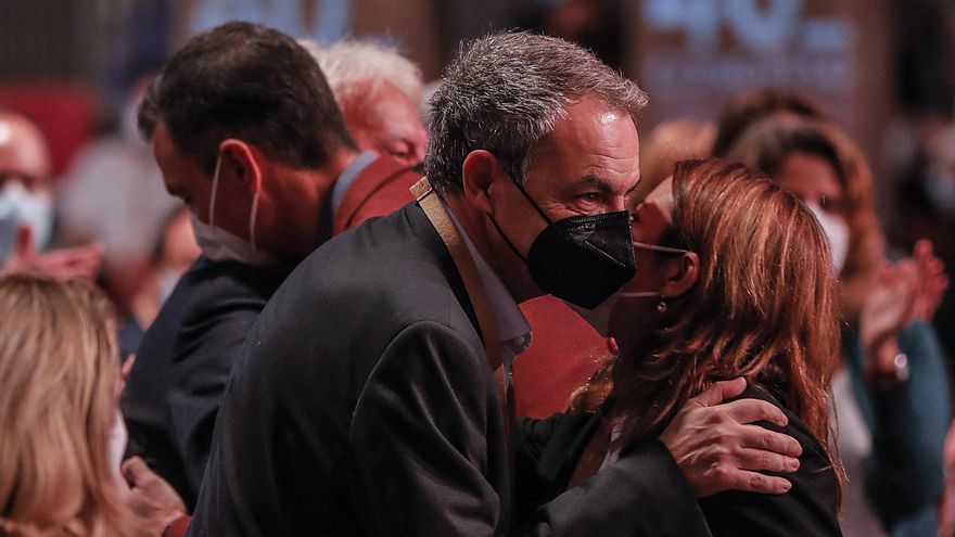 El expresidente del Gobierno José Luis Rodríguez Zapatero  saluda a la vicesecretaria general del PSOE, Adriana Lastra.