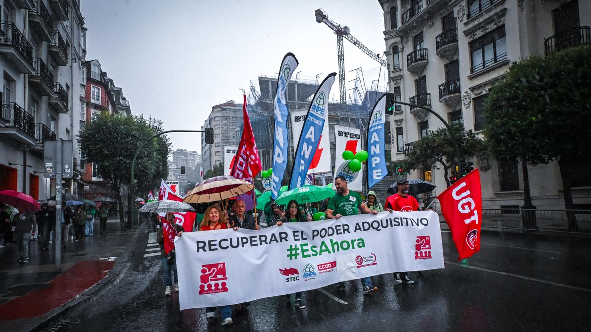 Cabecera de la manifestación docente en Cantabria bajo la lluvia.