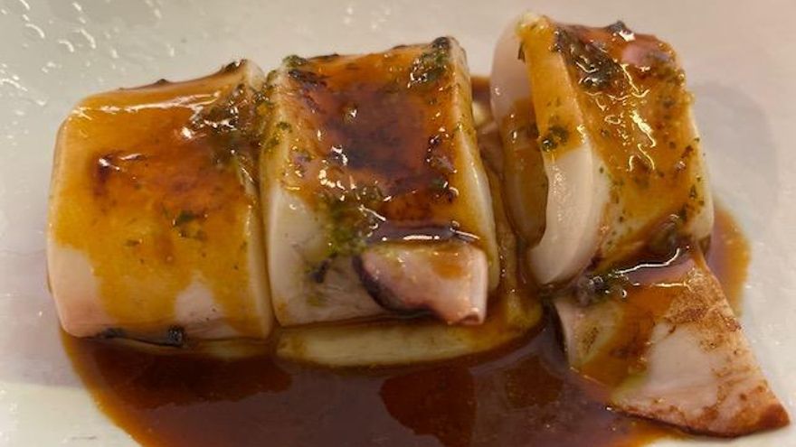 Calamar sobre mojo hervido de morena y atún