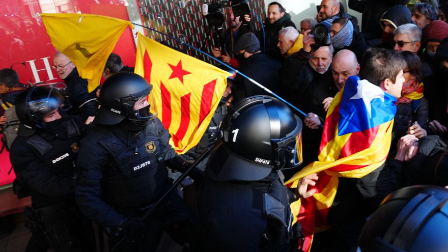Incidentes el pasado mes de enero entre manifestantes y mossos d'Esquadra durante la manifestación promovida por los CDR ante el Consulado General de Francia contra la cumbre hispanofrancesa, este jueves en Barcelona. EFE/ Enric Fontcuberta
