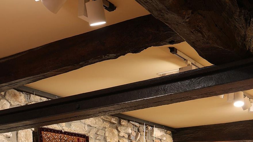 Una tienda donostiarra convierte las armas y los tanques de las alfombras afganas en un "alegato urgente" por la paz