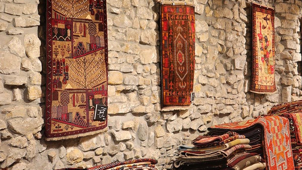 Una tienda donostiarra convierte las armas y los tanques de las alfombras afganas en un "alegato urgente" por la paz