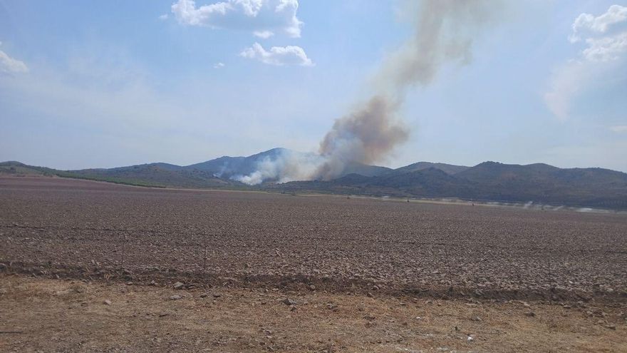 Seis nuevos incendios en una tarde: preocupa el de la sierra de Algairén (Zaragoza), que obliga a confinar Alpartir