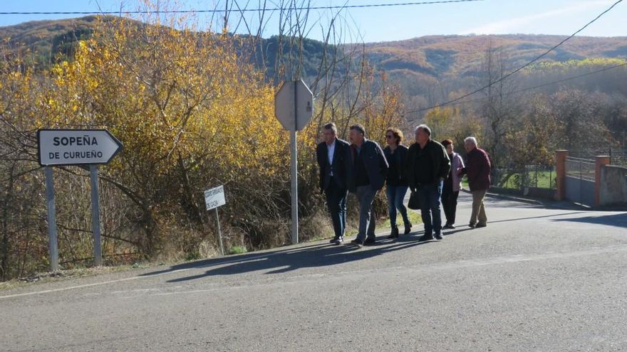 El presidente de la Diputación, Juan Martínez Majo, y otros diputados en el acceso a Sopeña.