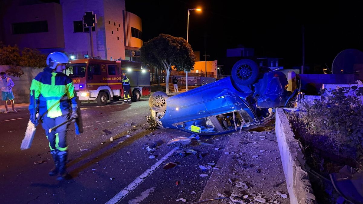 Un vehículo colisiona con otro estacionado en Los Llanos de Aridane