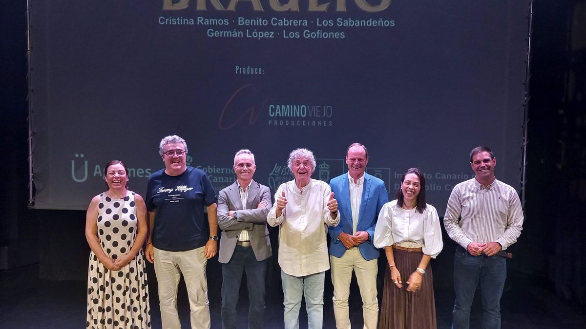 Presentación del concierto '8 décadas'. De izquierda a derecha, Natividad Santana, directora de Camino Viejo Producciones; Pepe Afonso, presidente de Los Gofiones; Horacio Umpiérrez, viceconsejero de Cultura del Gobierno de Canarias; el cantante y compositor Braulio; Óscar Hernández, alcalde Agüimes; Circe Santana, de Camino Viejo Producciones, y Efraín González, concejal de cultura de la localidad de Agüimes