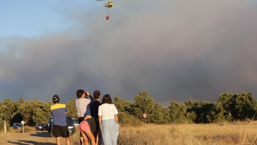 Muere un hombre de un infarto al desalojar un pueblo de Zamora a causa del incendio originado en Trabazos