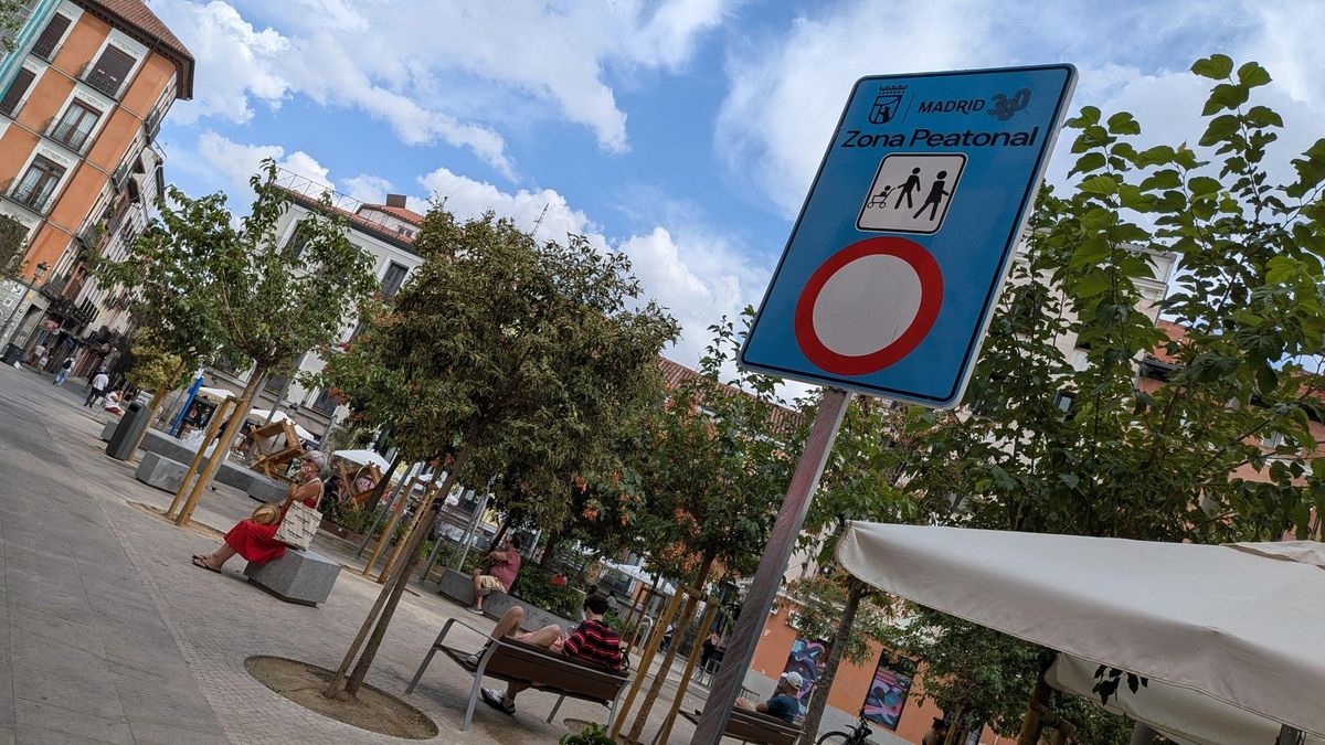 Cartel de zona peatonal en la plaza del Rastrillo