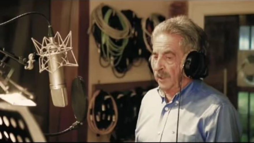 Captura del vídeo con el que Revilla felicita las fiestas, cantando el villancico 'Así era la Navidad'.