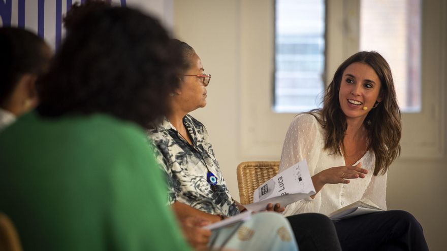 La ministra de Igualdad, Irene Montero (d), interviene durante la presentación del Plan Camino de lucha contra la trata.