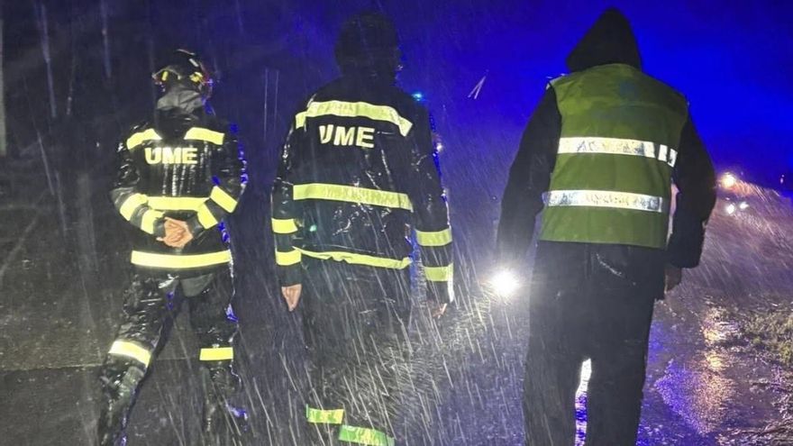 Efectivos de la UME desplegados en Algeciras (Cádiz) por la borrasca Leonardo.