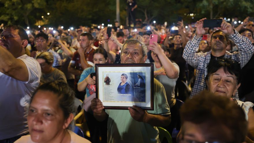 Miles peregrinan en Paraguay para agradecer los milagros de la Virgen de Caacupé