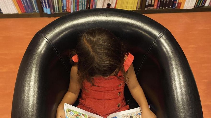 Una familia de libreros de Sevilla estrena la primera oficina de traspasos de librerías de España para evitar cierres en el sector