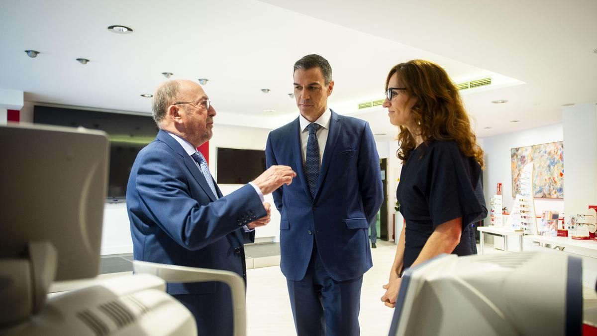 Sánchez anuncia 23 millones más para comprar gafas y lentillas a niños y adolescentes