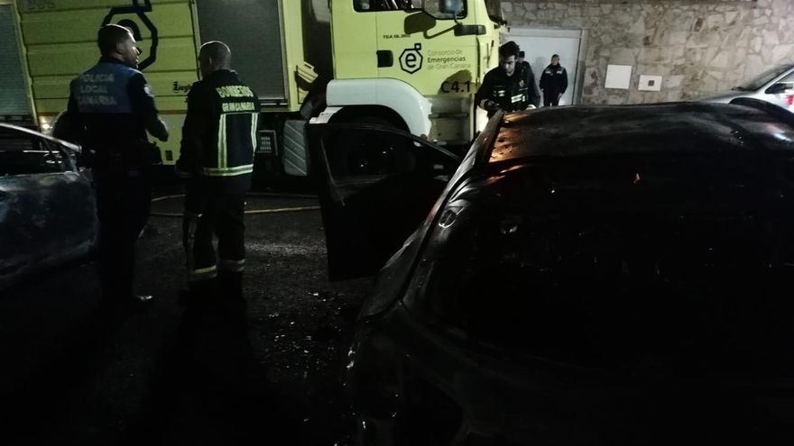 Siete coches y una moto quedan calcinados tras un incendio en Las Palmas de Gran Canaria