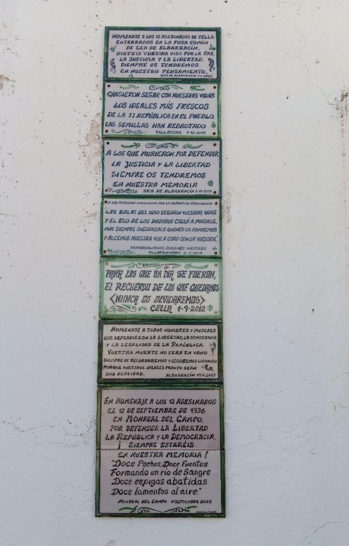 Algunas de las placas que copan el monolito que rinde homenaje a los fusilados