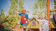 Imagen facilitada por la Fundación Astrid Lindgren. Pippi Calzaslargas (Pippi Långstrump en el original sueco), la niña más fuerte del mundo, el personaje ideado por la escritora Astrid Lindgren, cumple este fin de semana 75 años como icono infantil y símbolo feminista para varias generaciones. El cumpleaños de Pippi recuerda el día en que fue publicado en Suecia el libro homónimo, el primero de una decena de obras de un personaje que adquirió fama mundial, gracias también a una serie de televisión y a varias películas.
