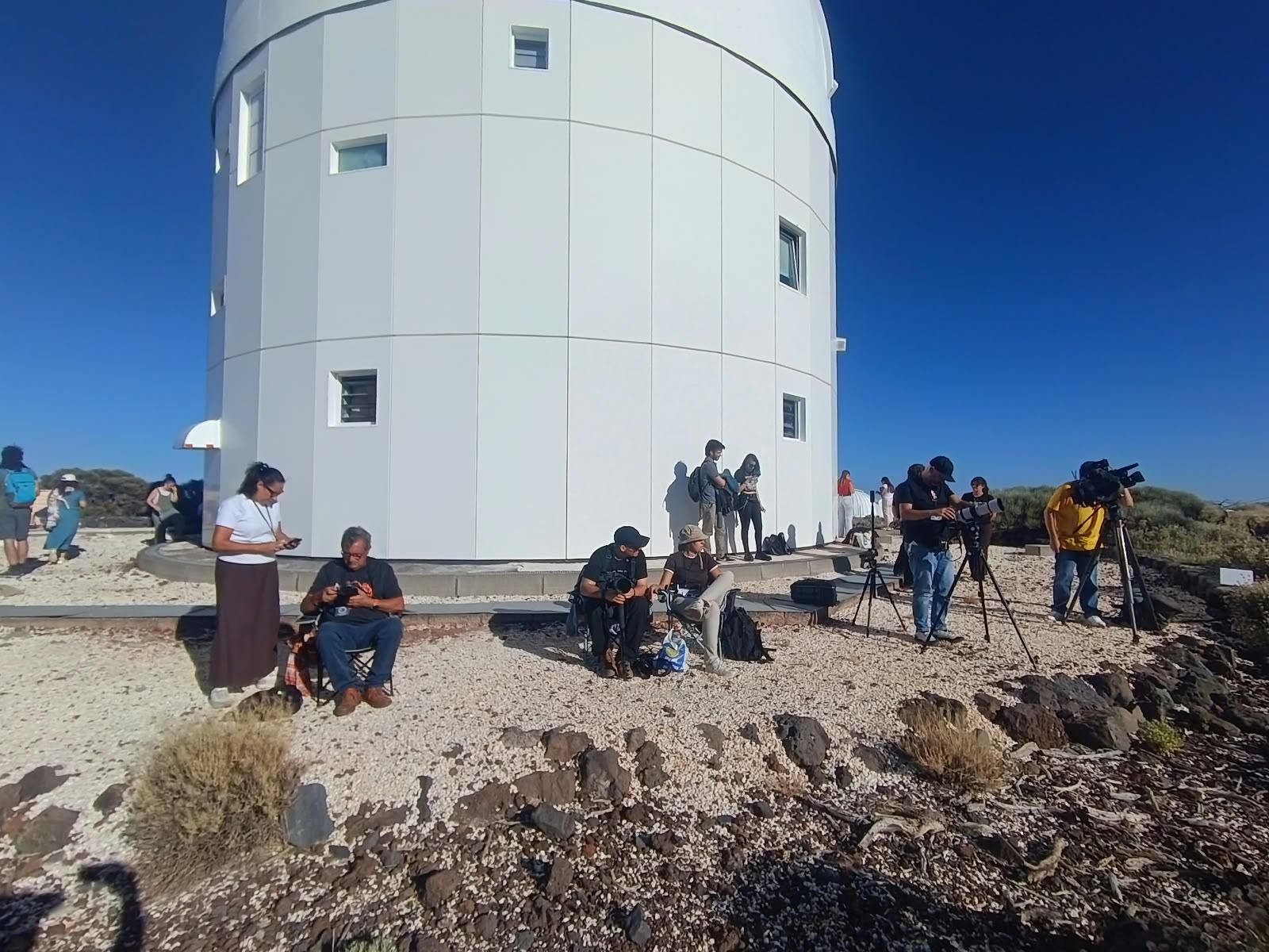 Periodistas en el punto del IAC en el que observaron el eclipse.