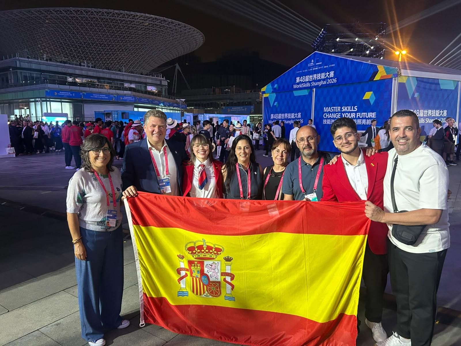 Laura Daniela Puerto Osorio,  tercera por la izquierda, con los demás componentes del equipo español en el WorldSkills de Shanghái 2026.