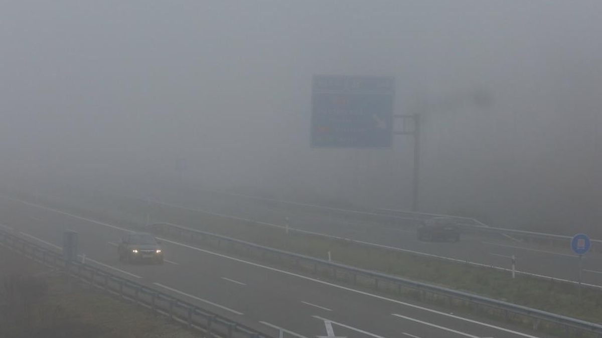 Colisión por alcance entre un camión y un turismo en la autovía A-6 en Ponferrada en medio de la niebla