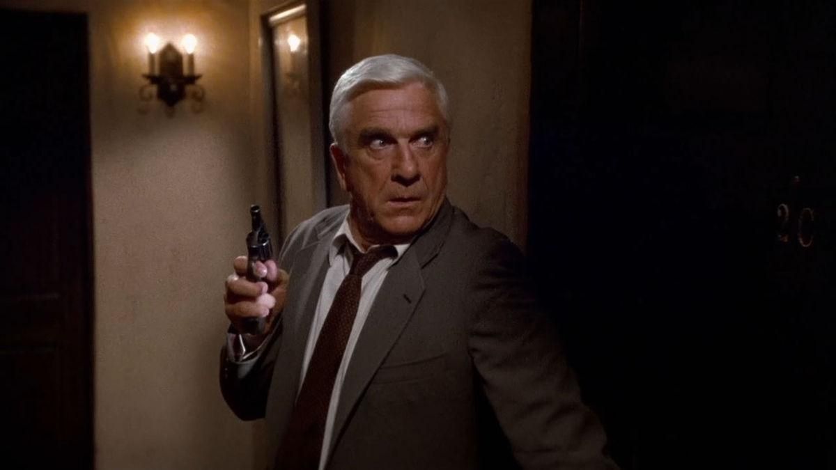 Leslie Nielsen en la 'Agárralo como puedas' original (1988)