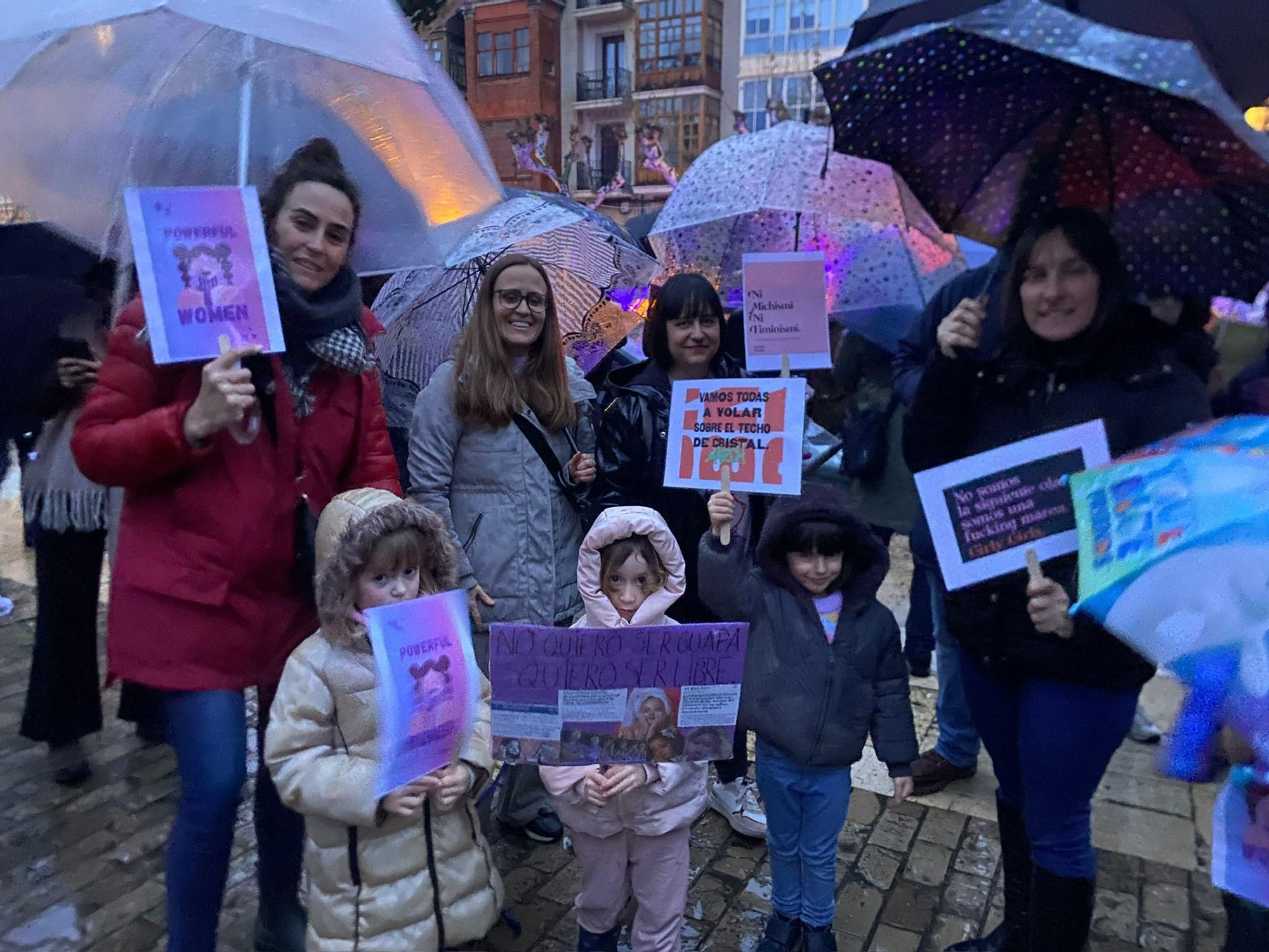 Las imágenes del 8M en Logroño: la fuerza del feminismo venció a la lluvia