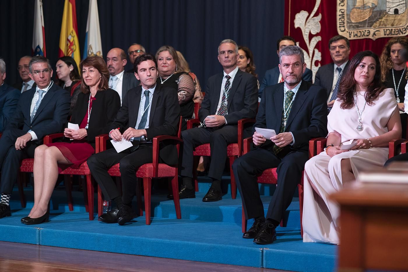 Pedro Casares (PSOE) y Javier Ceruti (Cs) separados por el pasillo durante la constitución de la Corporación municipal de Santander. | JOAQUÍN GÓMEZ SASTRE