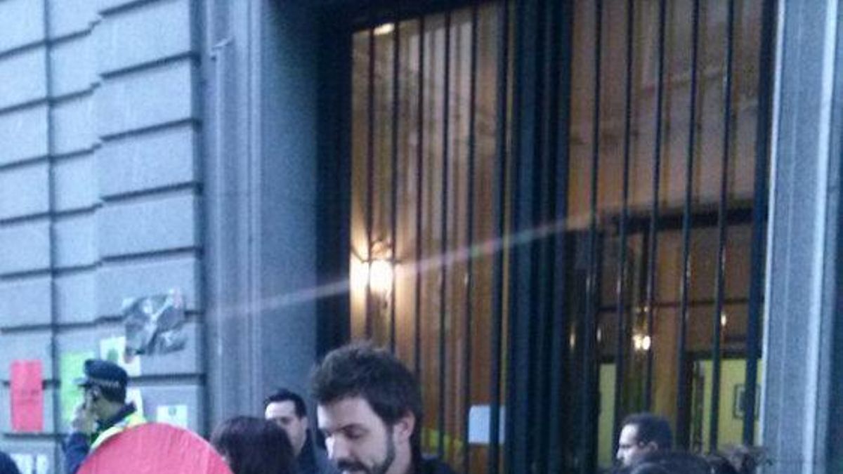Lectura del panfleto #InformaAlPP en la puerta del portal del ministro de Justicia, Alberto Ruiz-Gallardón. / @PAH_Madrid