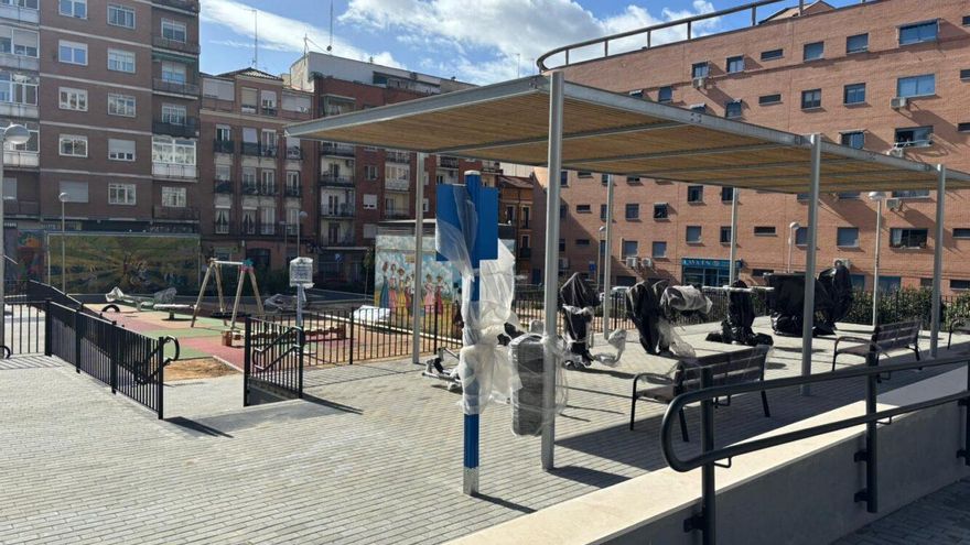 Finaliza la reforma de la plaza Leopoldo de Luis o 'de los dominicanos': juegos, más verde, sombras y una sorpresa