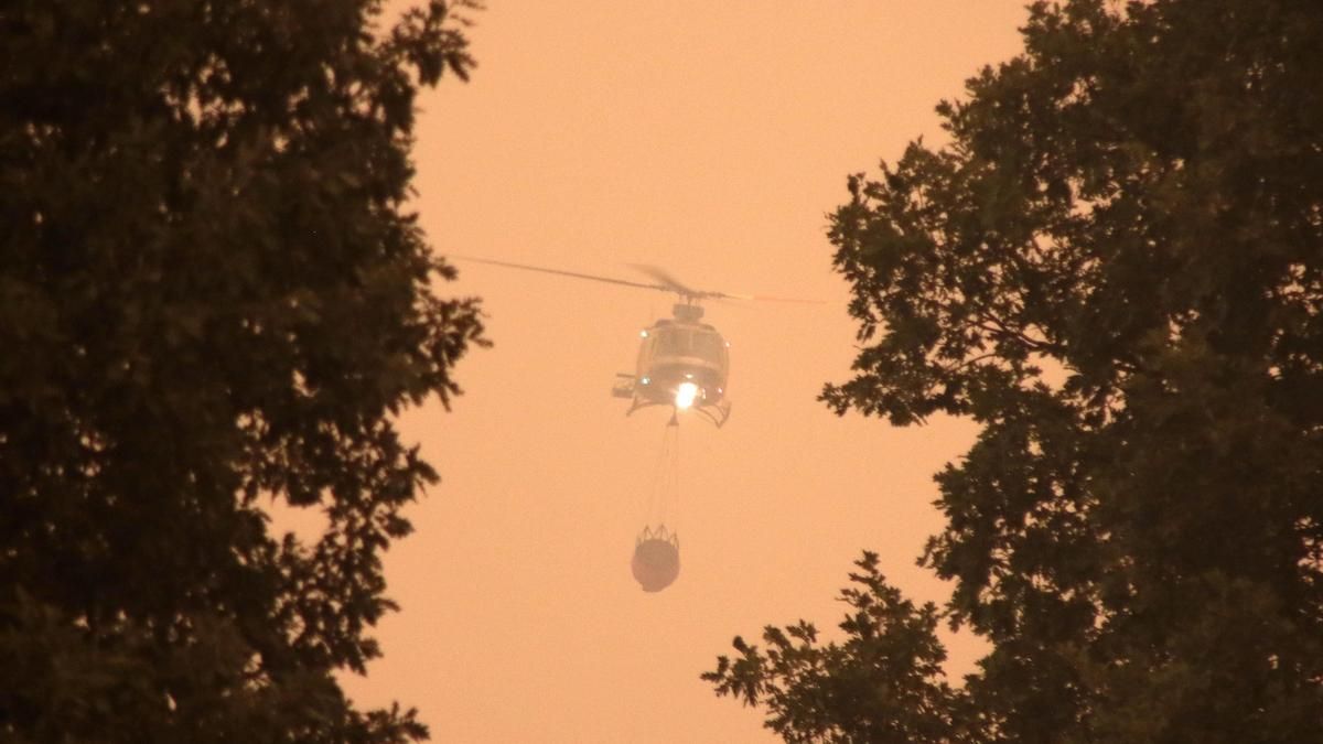 Vecinos y personal forestal de Busnadiego y Piedras Albas (Lucillo) se afanan intentando parar el incendio que amenaza los pueblos