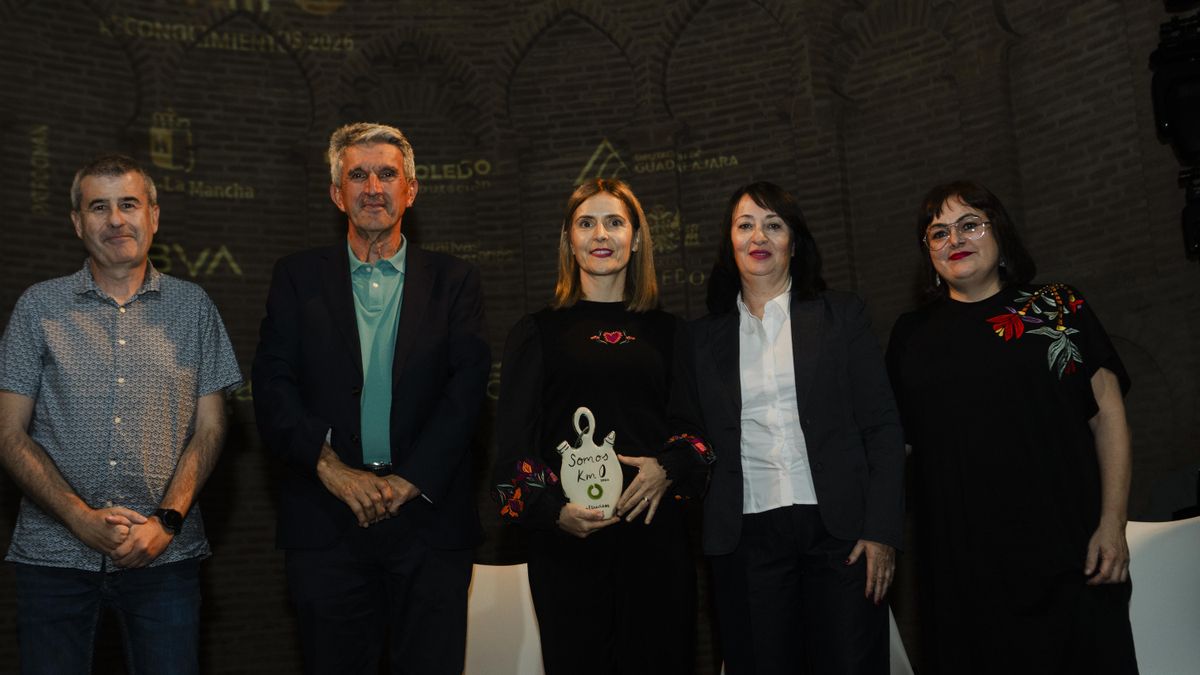 El delegado del Gobierno de España, José Pablo Sabrido, entregó el Reconocimiento Somos Km0 a la lucha por la igualdad y los derechos humanos al equipo de Servicios Sociales de Villamalea, en Albacete